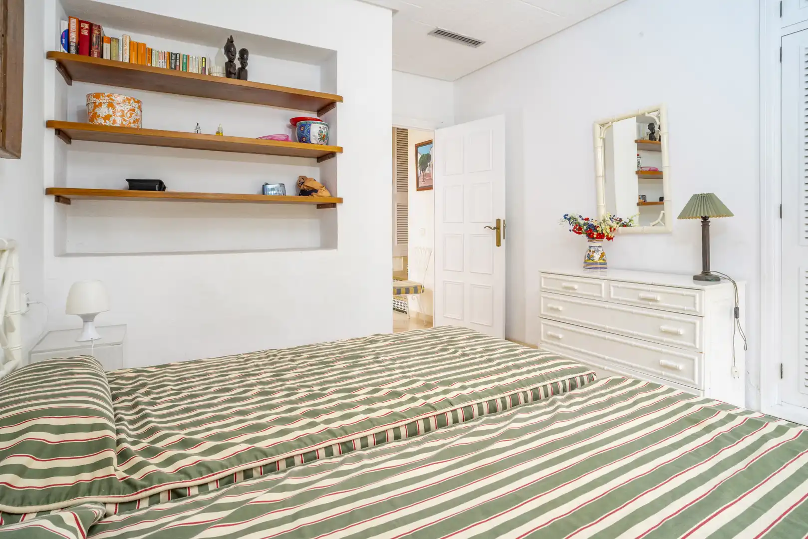 Habitación de Planta baja en venta en Marbella con Aire acondicionado, Terraza y Piscina