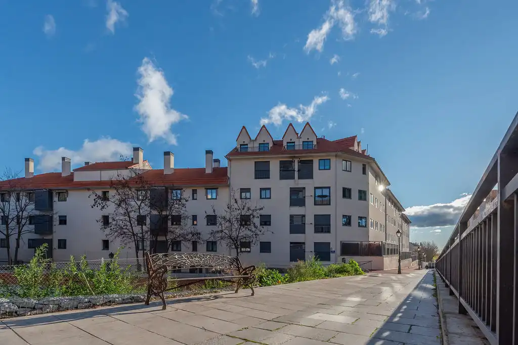 Flat for sale in C/ Plaza de la Estación - Res , Jardín de los Reyes - Parque Real