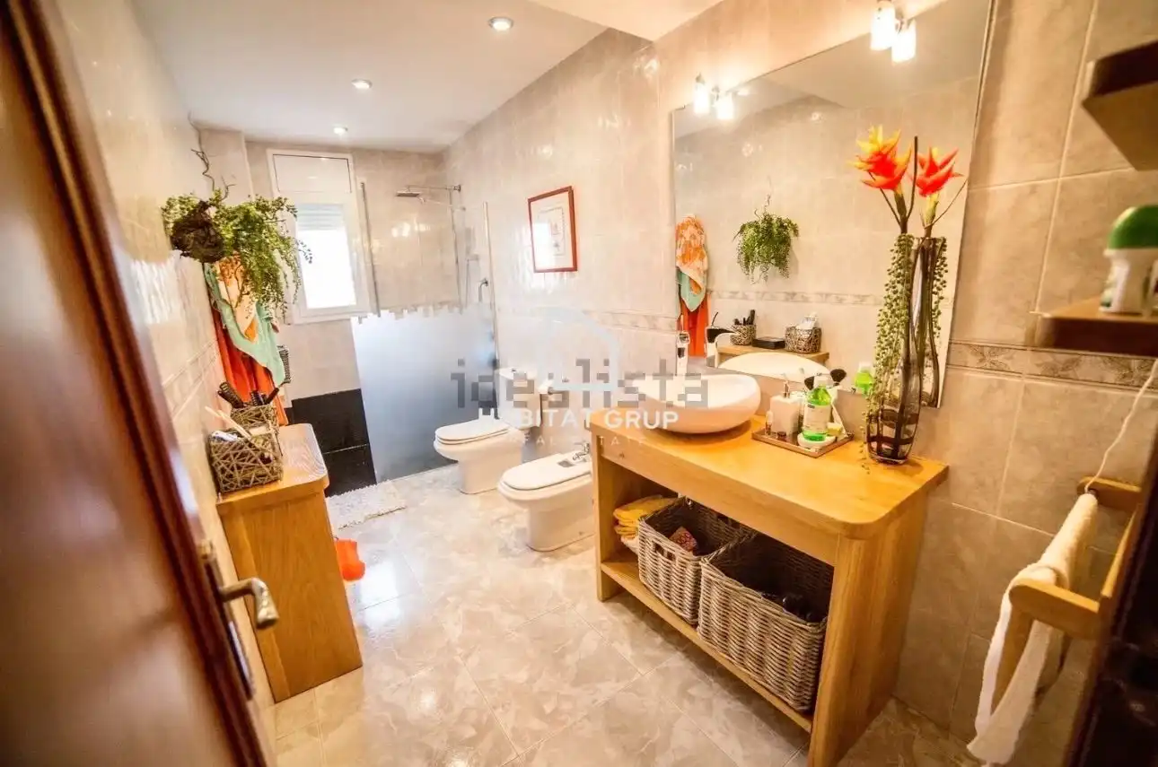 Badezimmer von Maisonette zum Verkauf in Flix mit Klimaanlage, Heizung und Terrasse