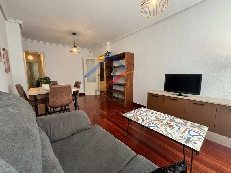 Sala d'estar de Pis de lloguer en Santander amb Calefacció, Parquet i Moblat