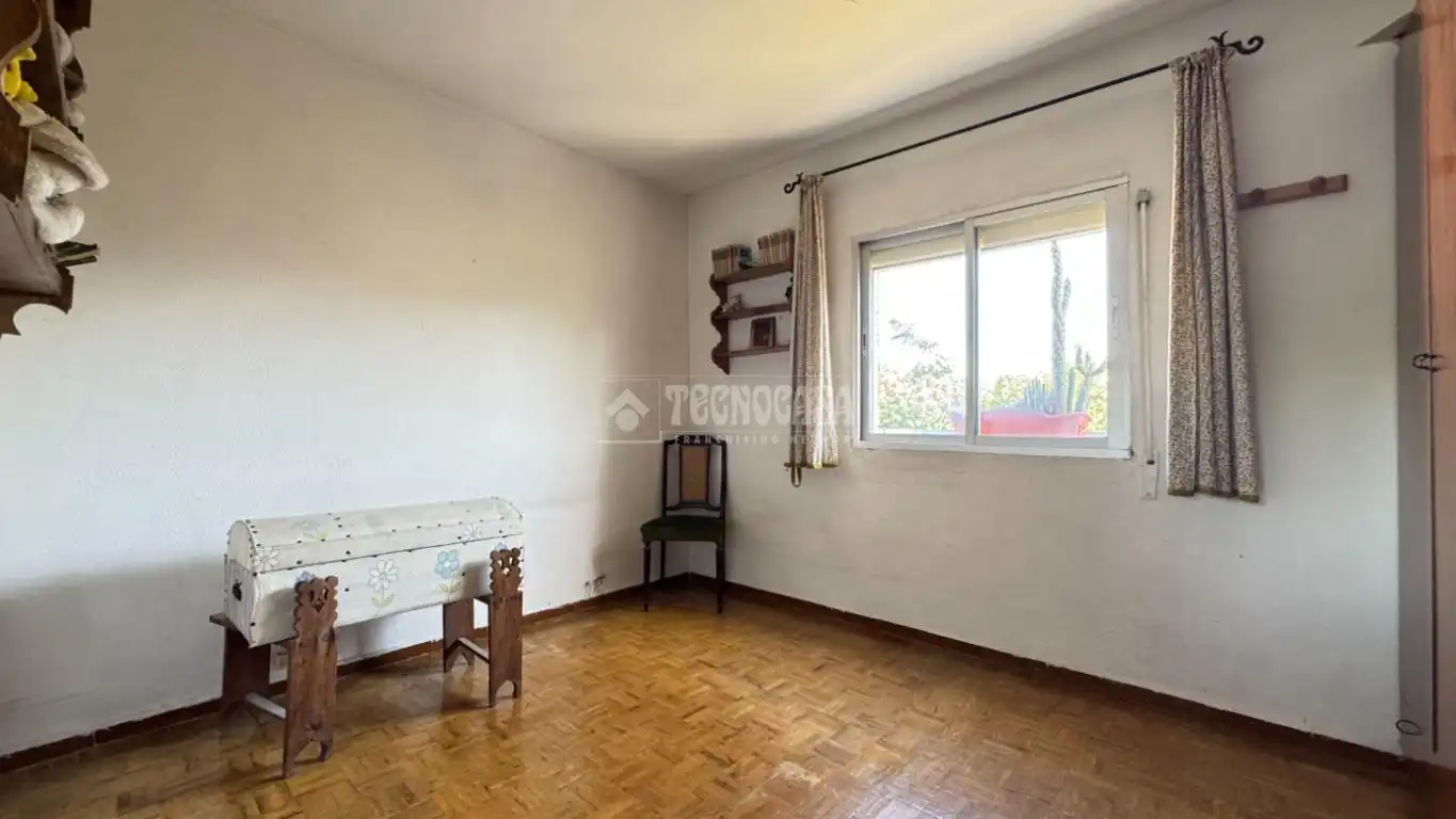 Dormitori de Pis en venda en Madrid amb Parquet, Terrassa i Moblat