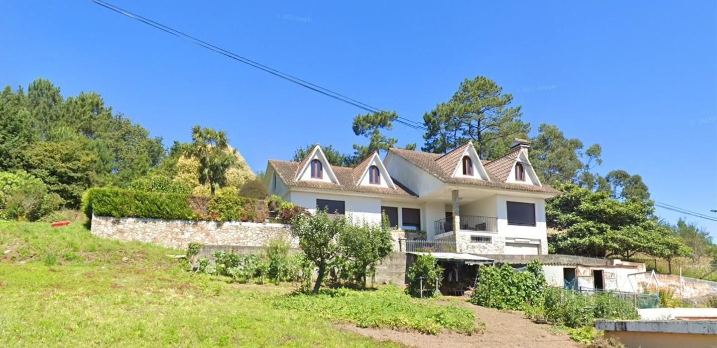 Vista exterior de Casa o xalet en venda en Cangas  amb Calefacció, Jardí privat i Parquet