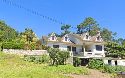 Vista exterior de Casa o xalet en venda en Cangas  amb Calefacció, Jardí privat i Parquet