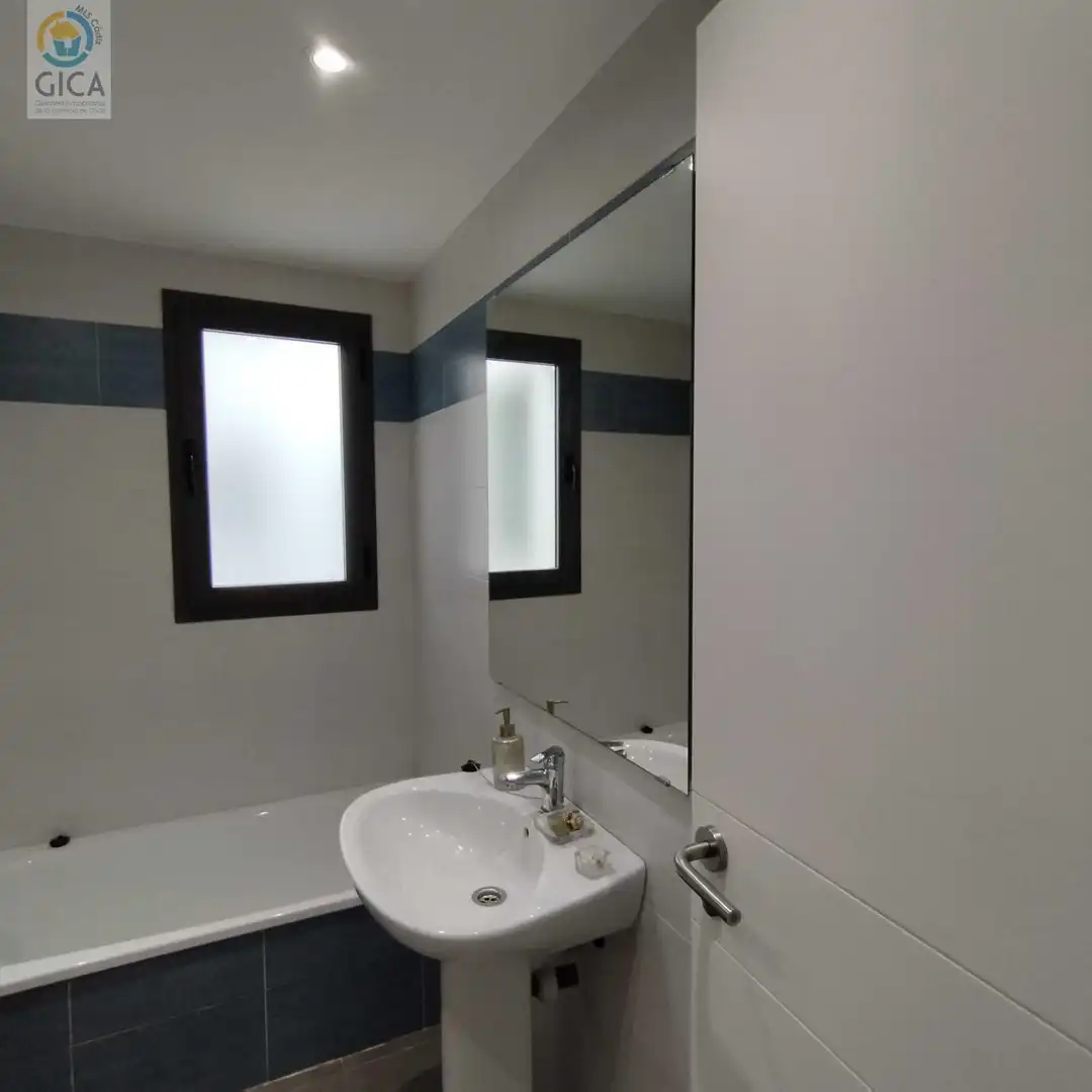 Bathroom of Flat for sale in Algeciras  with Storage room