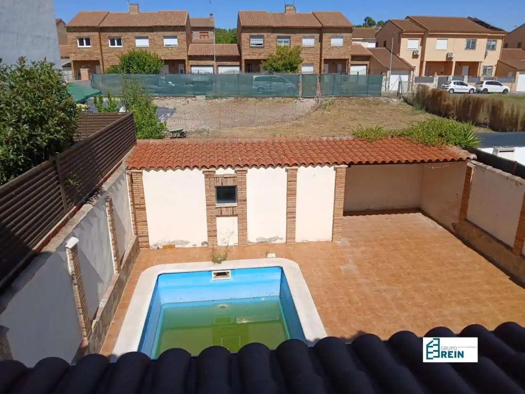 Piscina de Casa adosada en venda en Esquivias amb Calefacció, Terrassa i Piscina