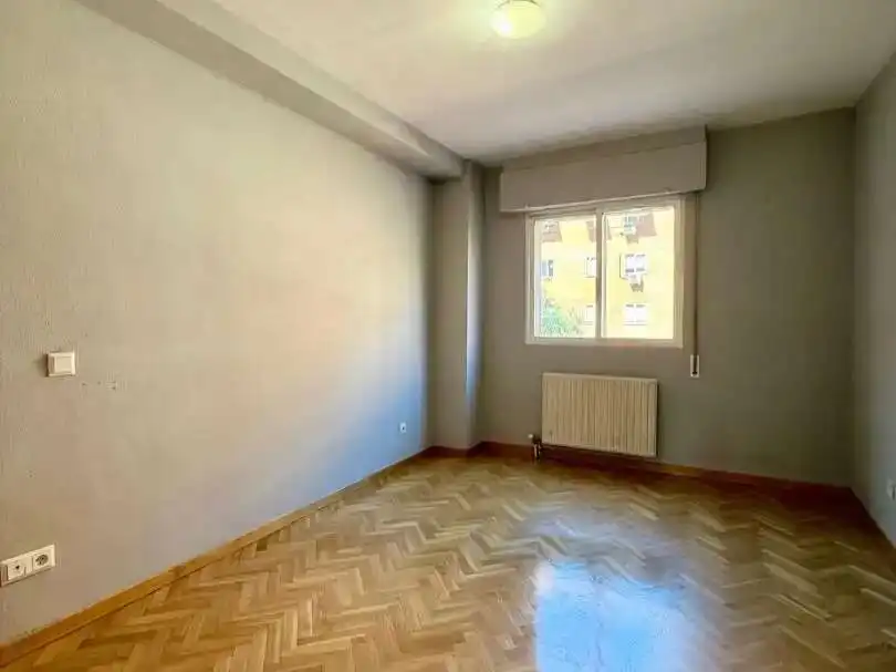 Habitación de Piso en venta en Madrid con Terraza y Trastero