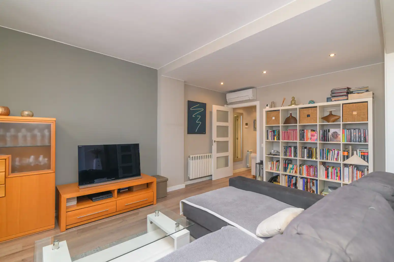 Sala de estar de Ático en venta en Sant Boi de Llobregat con Aire acondicionado, Calefacción y Parquet