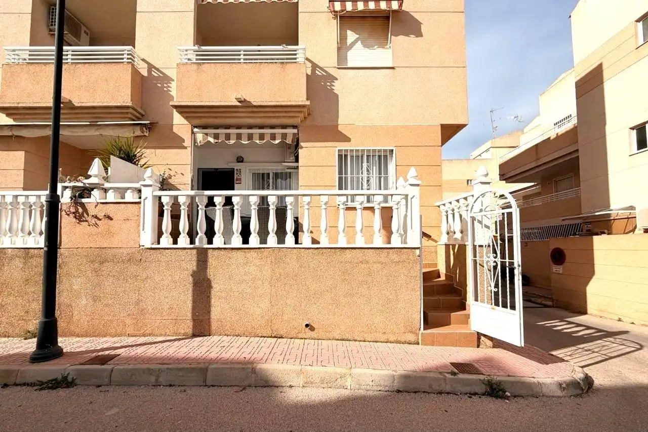 Vista exterior de Planta baja en venta en Torrevieja con Aire acondicionado, Calefacción y Terraza