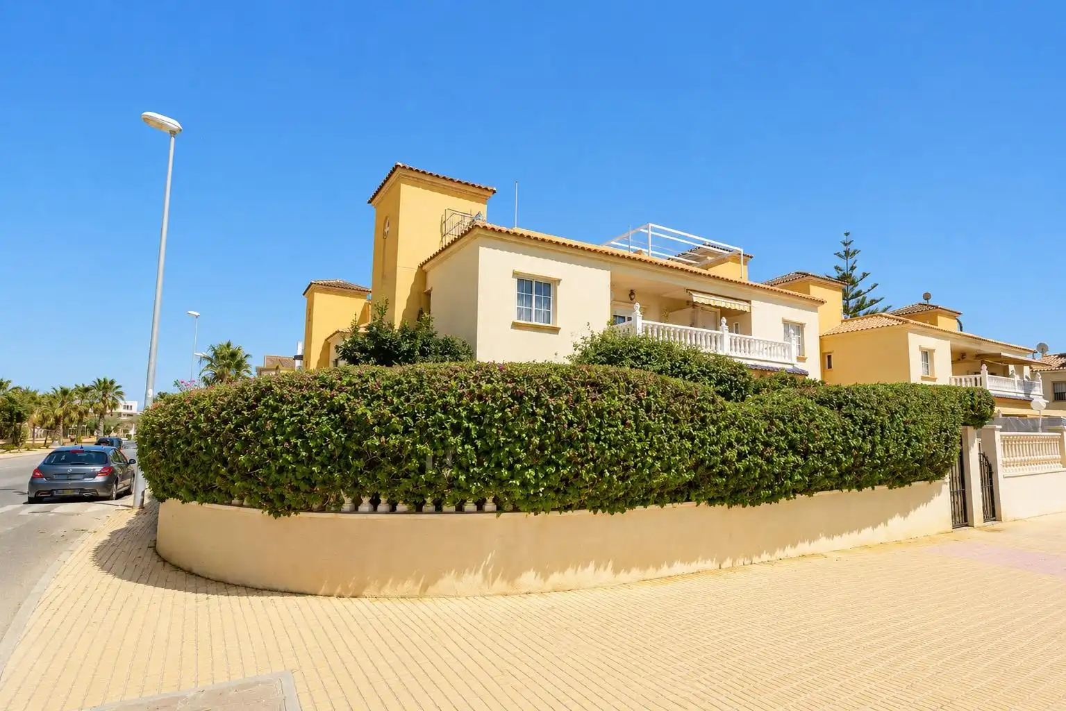 Vista exterior de Casa o xalet en venda en Orihuela amb Aire condicionat, Jardí privat i Piscina