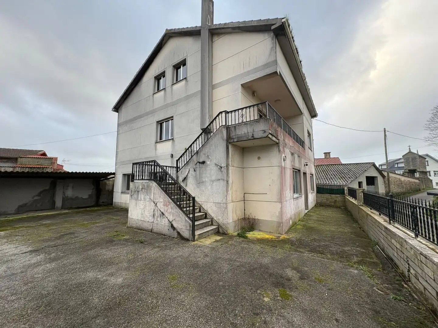 Vista exterior de Casa o xalet en venda en Cabana de Bergantiños amb Balcó