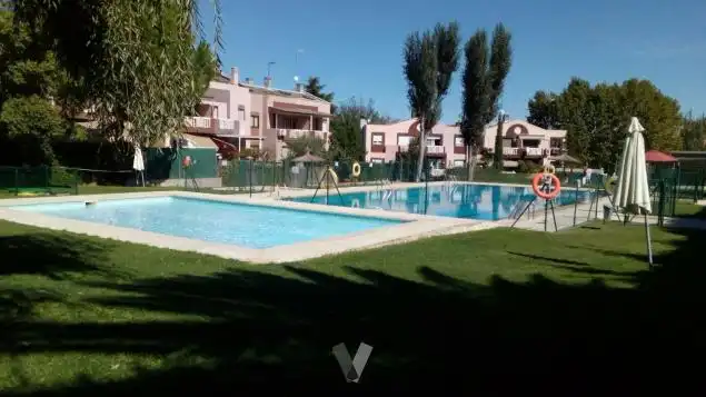 Piscina de Casa adosada en venda en Villaviciosa de Odón amb Aire condicionat, Calefacció i Jardí privat
