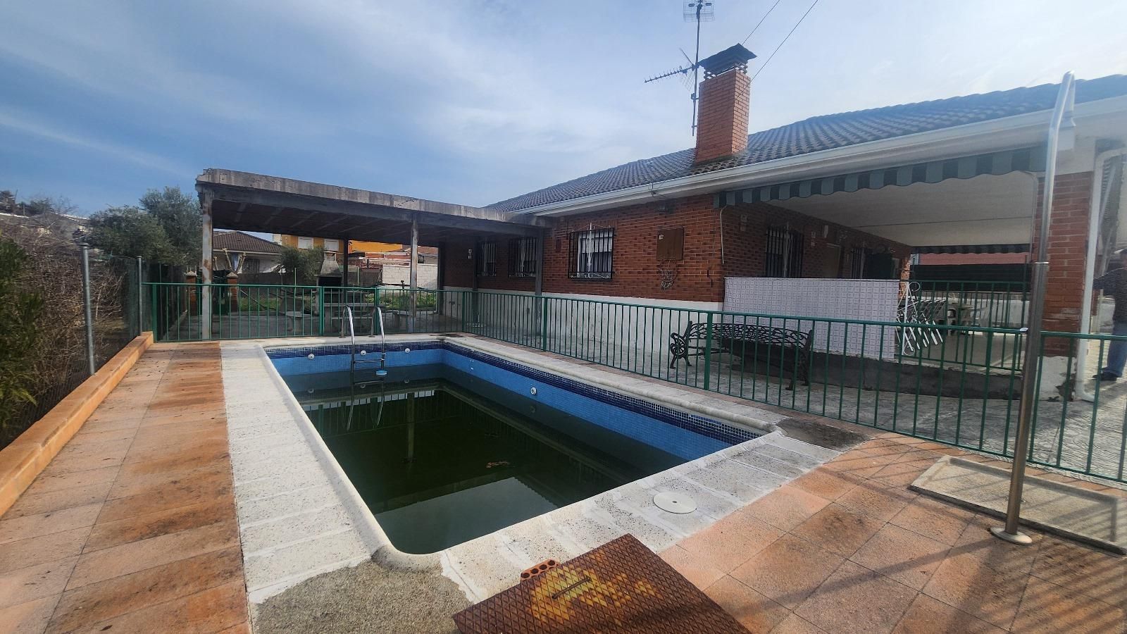 Swimming pool of Residential for sale in Hormigos