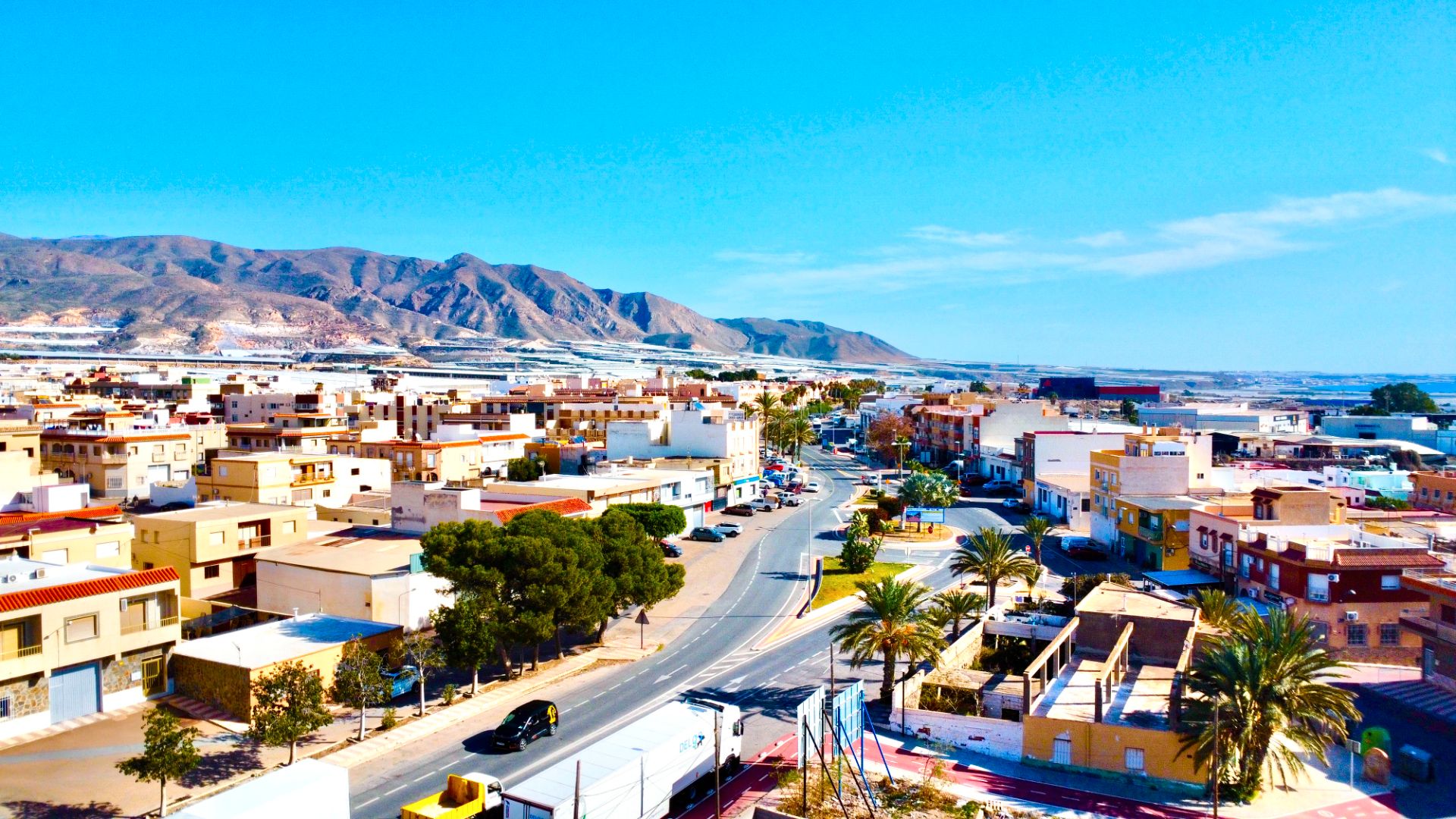 Vista exterior de Casa adosada en venda en Adra amb Aire condicionat, Terrassa i Traster