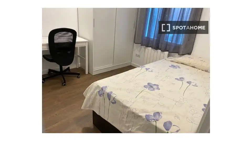 Bedroom of Flat for share in Madrid  with Air Conditioner, Terrace and Furnished