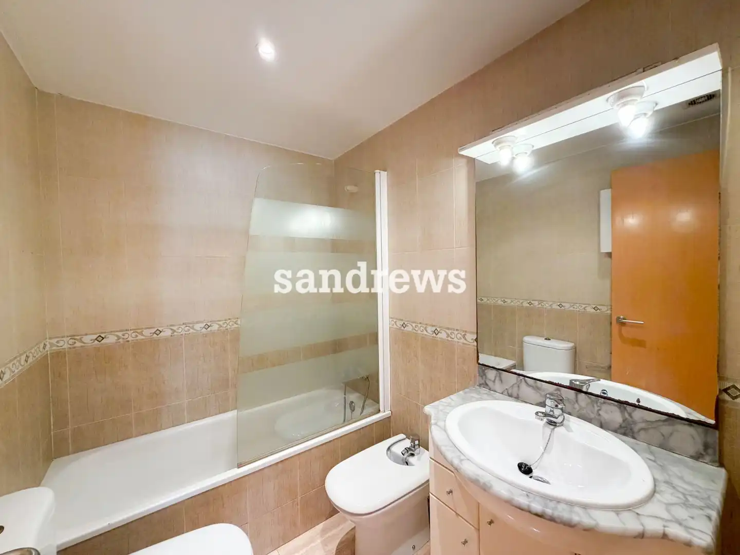 Bathroom of Flat for sale in Figueres  with Air Conditioner, Heating and Storage room