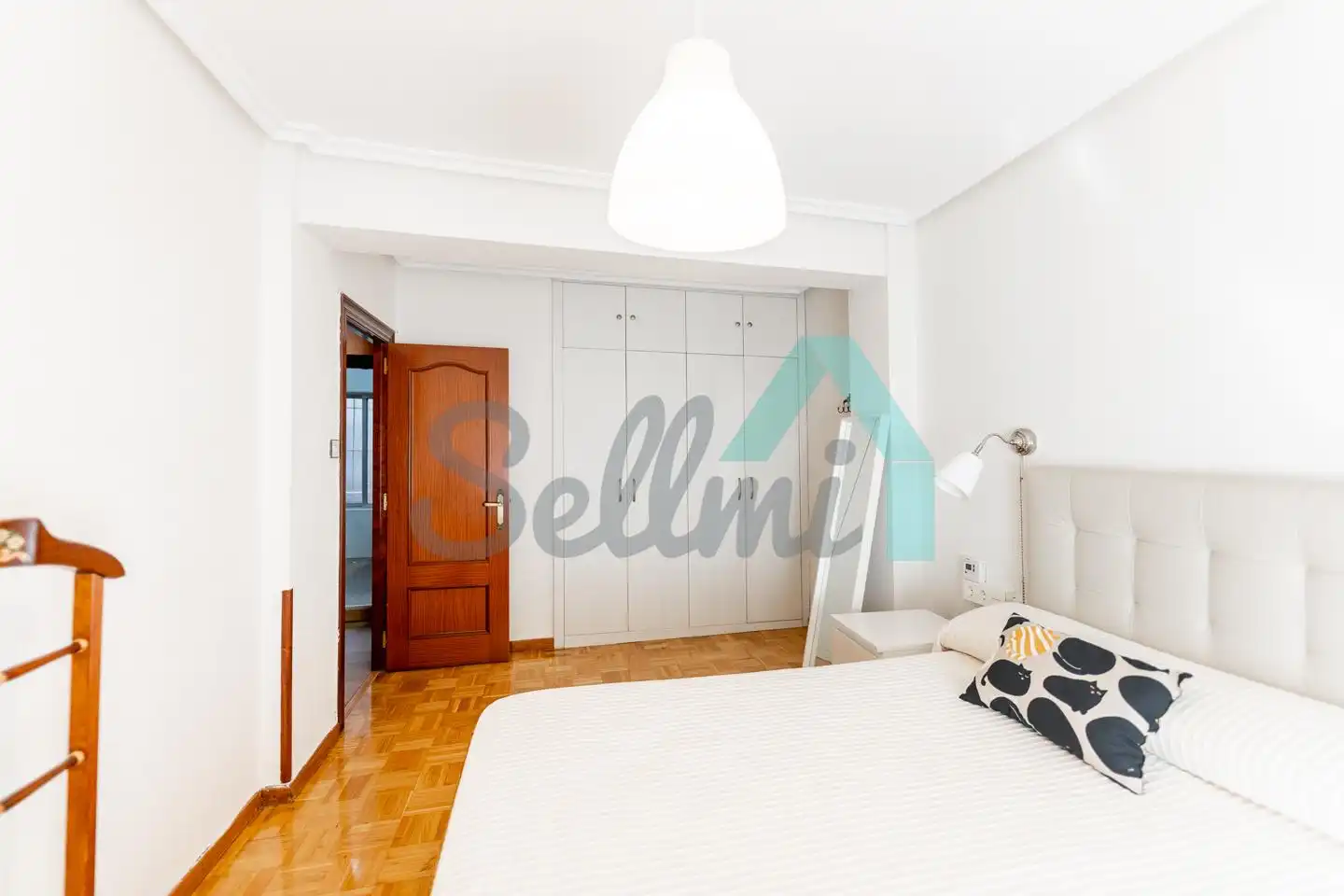 Dormitori de Pis de lloguer en Oviedo  amb Calefacció, Parquet i Moblat