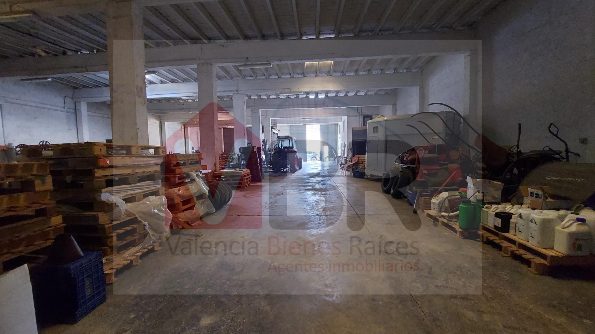 Industrial buildings to rent in Montroy