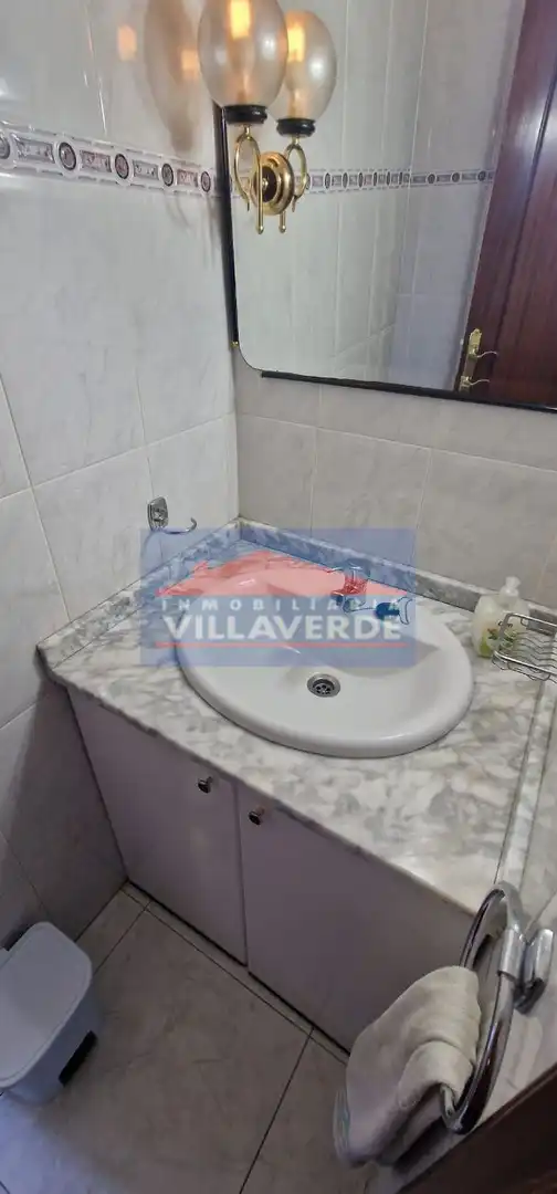 Bany de Casa o xalet en venda en Cangas  amb Calefacció, Terrassa i Traster
