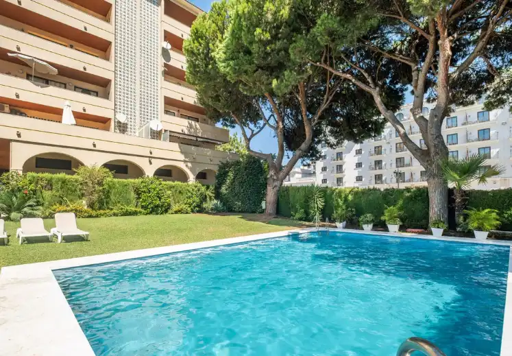 Piscina de Apartament en venda en Marbella amb Aire condicionat, Calefacció i Jardí privat