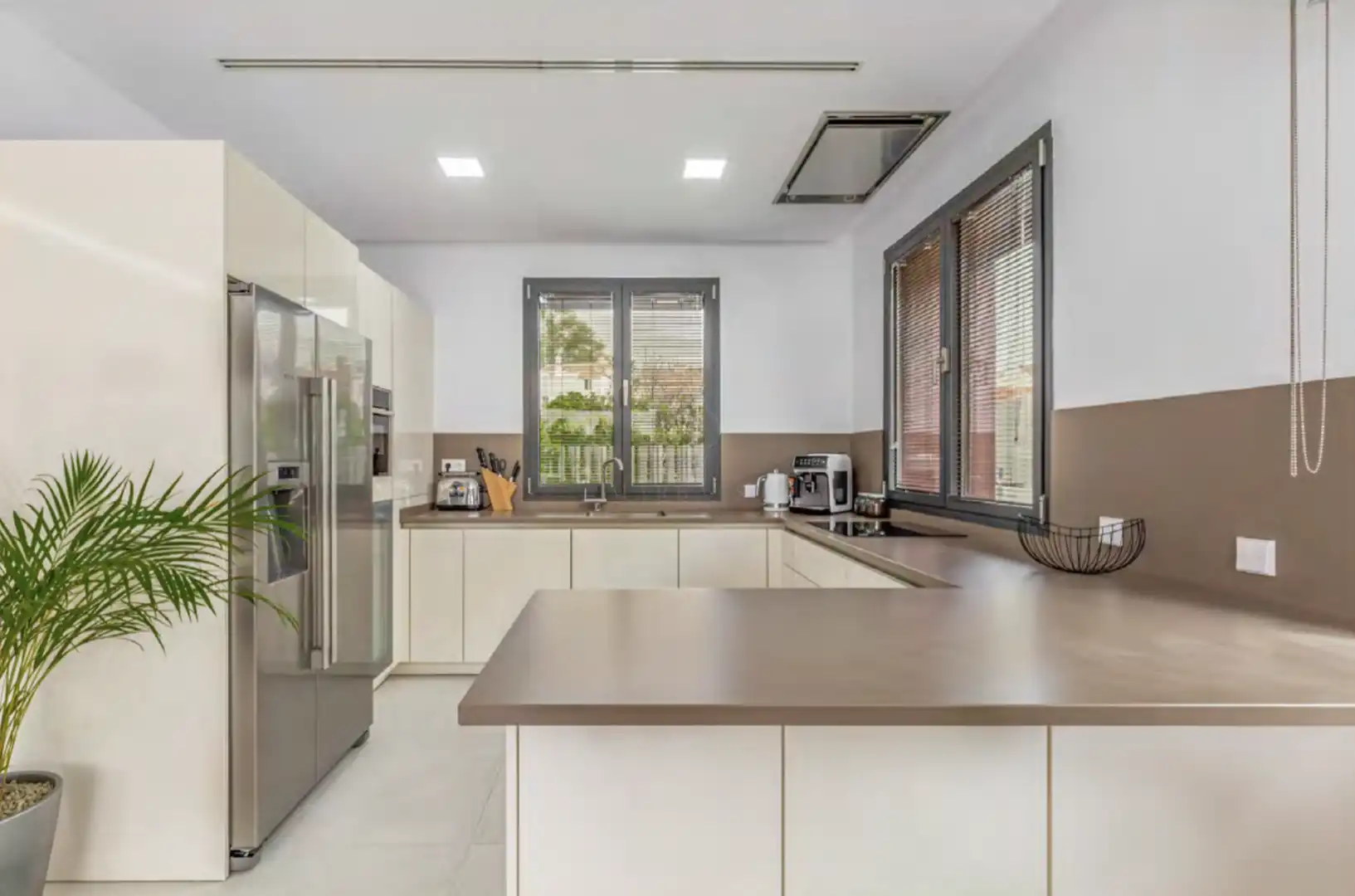 Cuina de Casa o xalet de lloguer en Marbella amb Aire condicionat, Jardí privat i Terrassa