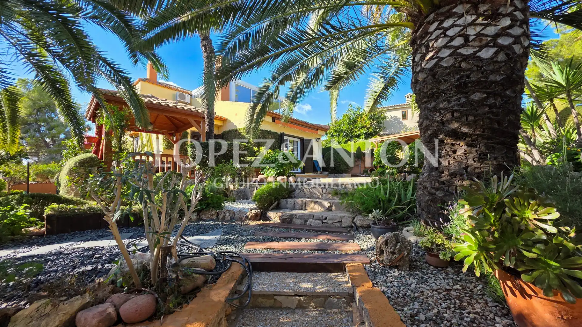 Außenansicht von Haus oder Chalet zum Verkauf in L'Eliana mit Klimaanlage, Heizung und Privatgarten