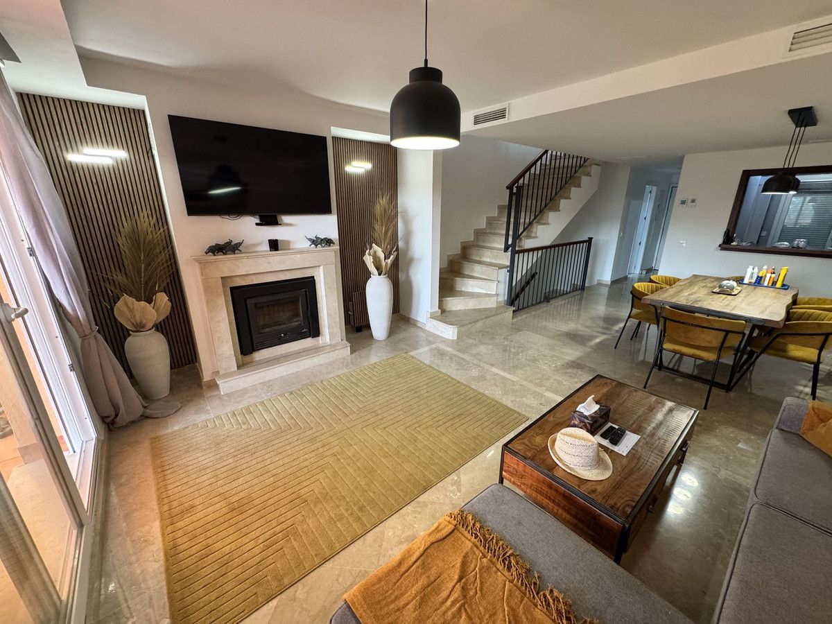 Sala d'estar de Casa adosada en venda en Marbella amb Terrassa i Piscina comunitària