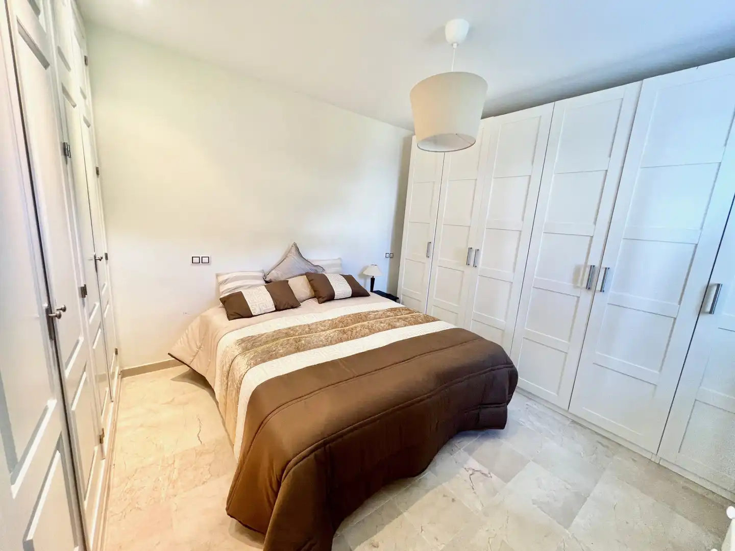 Schlafzimmer von Wohnungen zur Miete in Marbella mit Klimaanlage, Terrasse und Schwimmbad