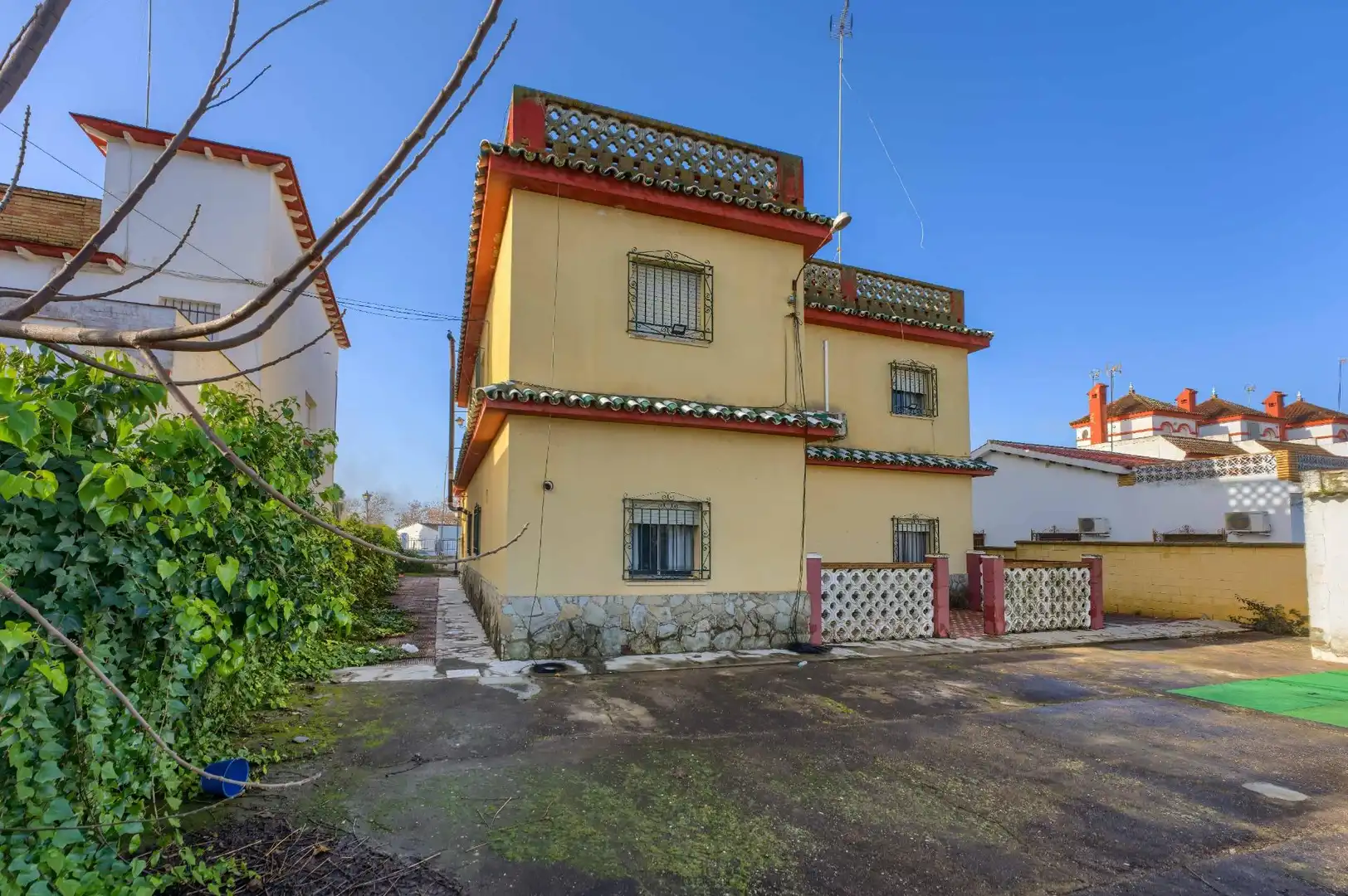 Exterior view of Houses for sale in Sanlúcar la Mayor  with Air Conditioner, Private garden and Terrace