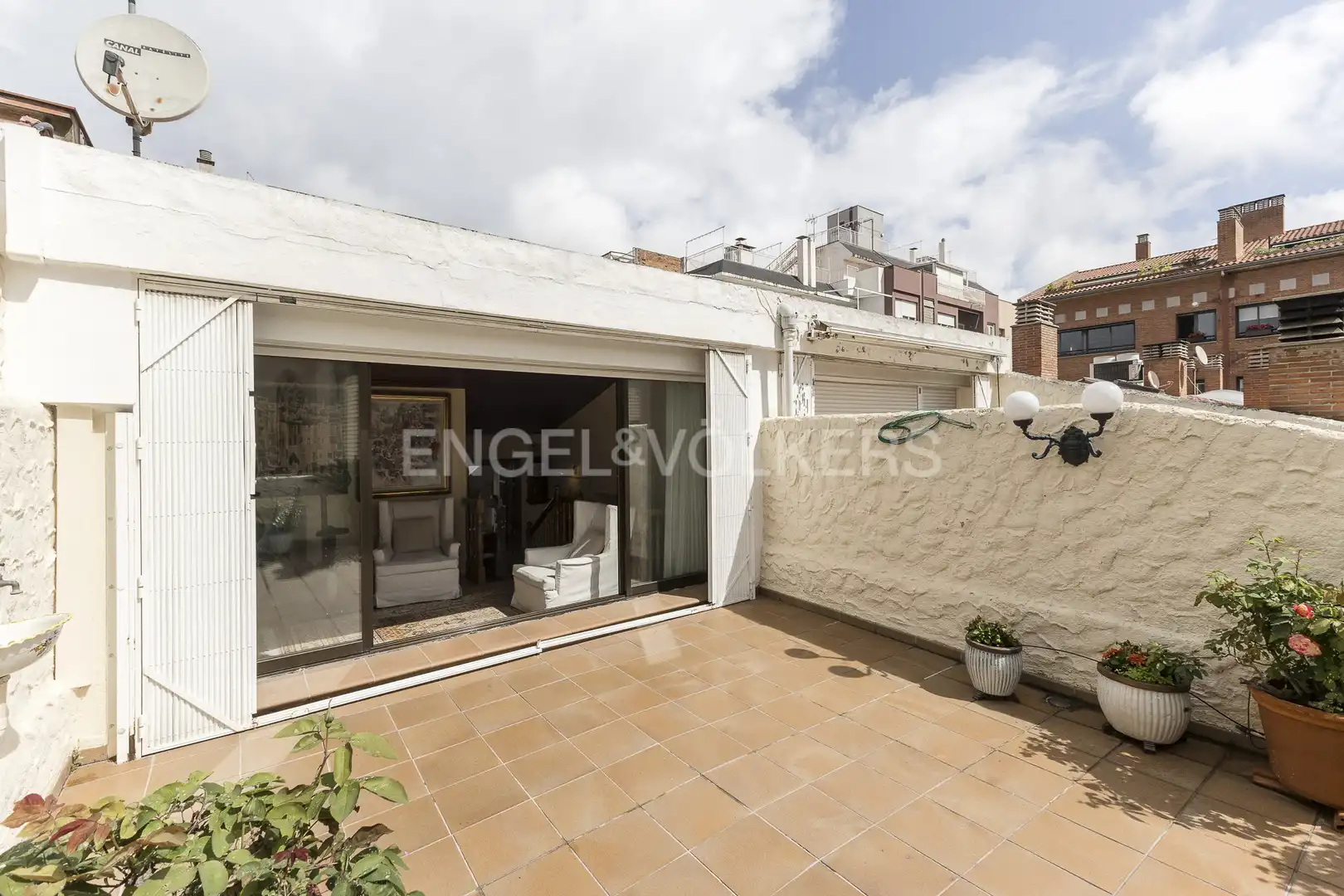 Terrasse von Einfamilien-Reihenhaus zum Verkauf in Barcelona mit Heizung, Privatgarten und Parkett
