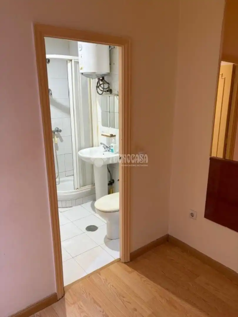 Bathroom of Flat for sale in Madrid