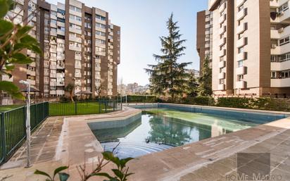 Swimming pool of Flat for sale in  Madrid Capital  with Heating, Private garden and Parquet flooring
