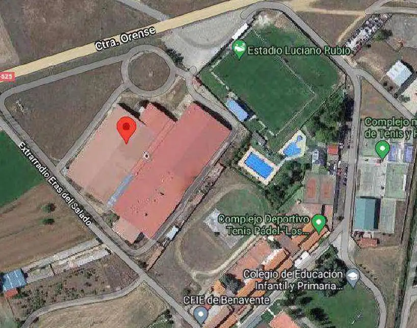 Parkplatz von Fabrikhallen zum Verkauf in Benavente