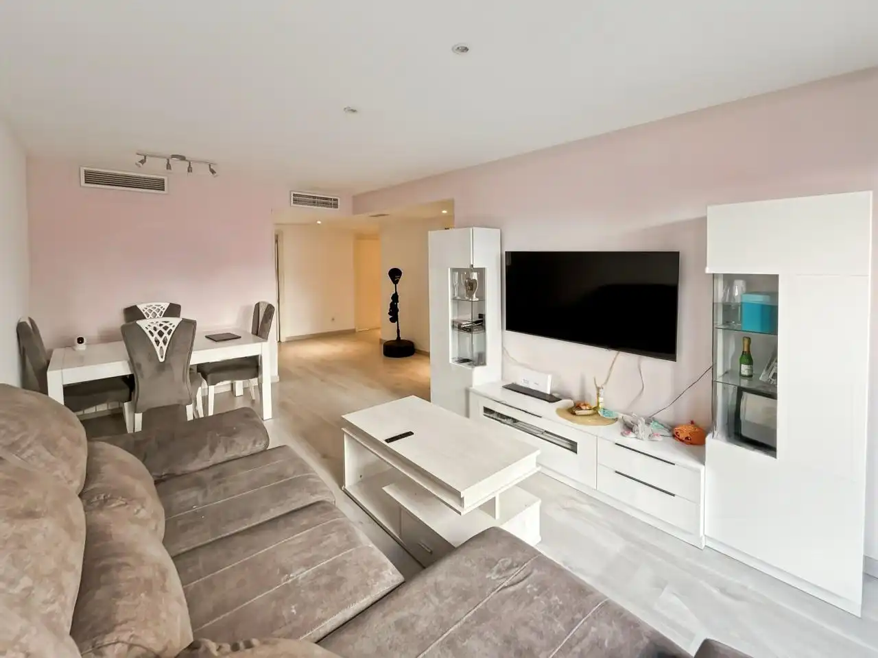 Living room of Flat for sale in Madrid  with Air Conditioner, Heating and Storage room