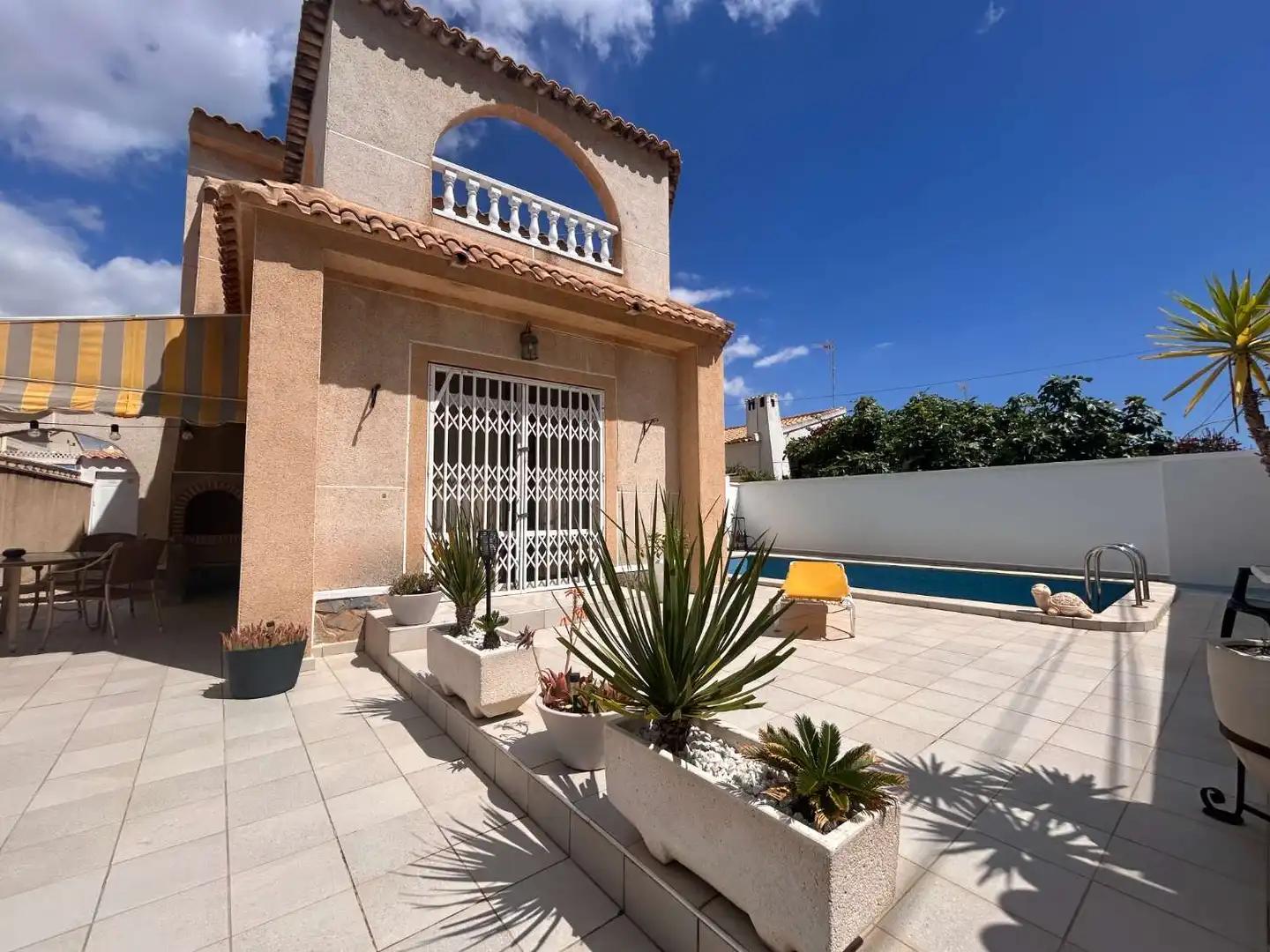 Vista exterior de Casa o xalet en venda en Orihuela amb Aire condicionat, Traster i Piscina