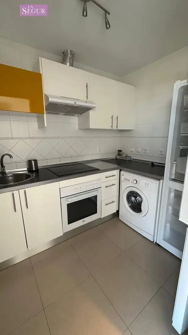 Küche von Wohnung zum Verkauf in Conil de la Frontera mit Klimaanlage, Privatgarten und Abstellraum