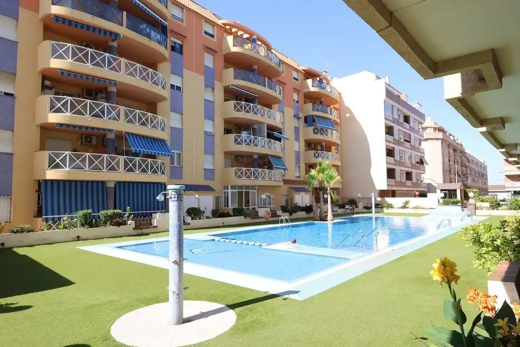 Piscina de Apartament en venda en Torrevieja amb Terrassa i Piscina comunitària