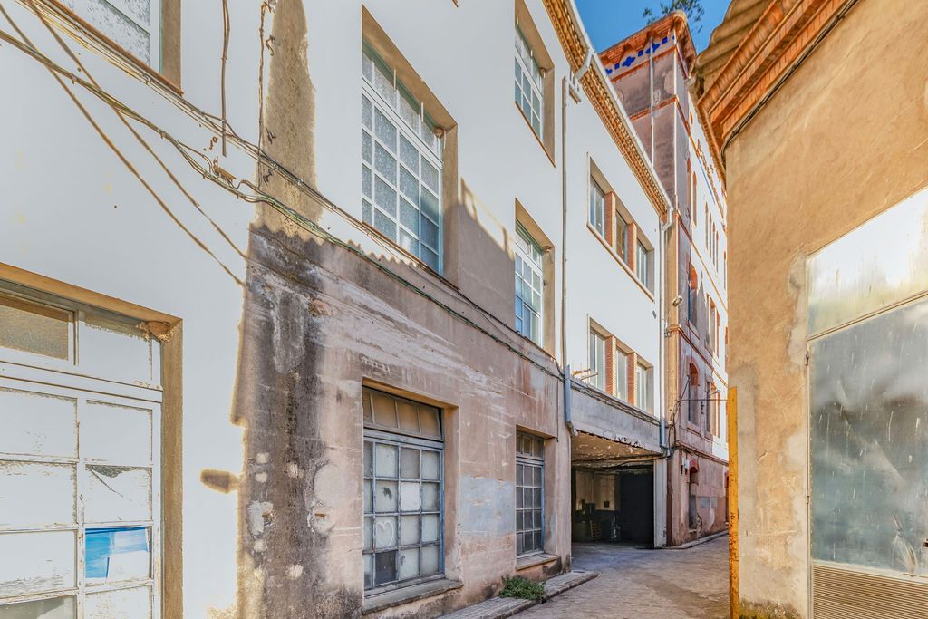 Vista exterior de Nau industrial en venda en Manresa