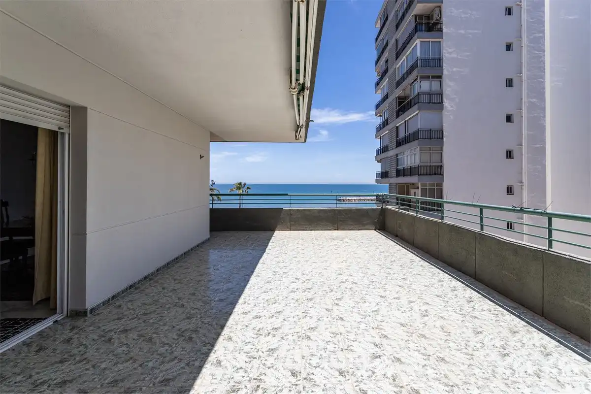 Terrasse von Wohnungen zum Verkauf in Fuengirola mit Klimaanlage, Heizung und Terrasse