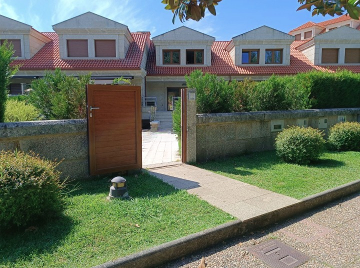 Jardí de Casa adosada en venda en O Grove   amb Calefacció, Jardí privat i Parquet