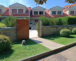 Jardí de Casa adosada en venda en O Grove   amb Calefacció, Jardí privat i Parquet