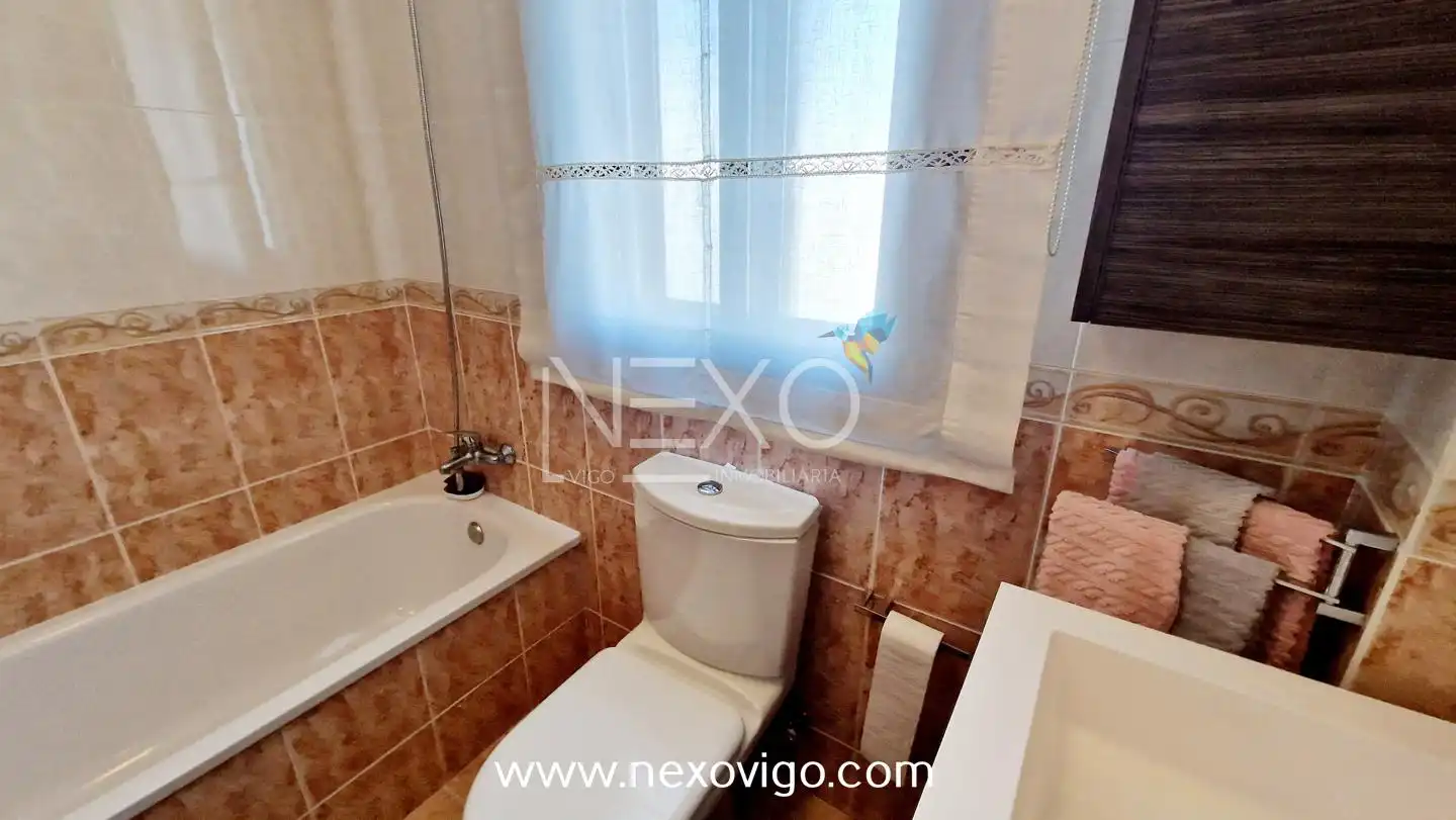 Baño de Casa adosada en venta en Cangas  con Calefacción, Trastero y Amueblado