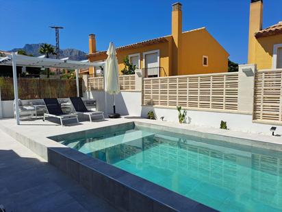 Vista exterior de Casa o xalet en venda en La Nucia amb Aire condicionat, Terrassa i Piscina