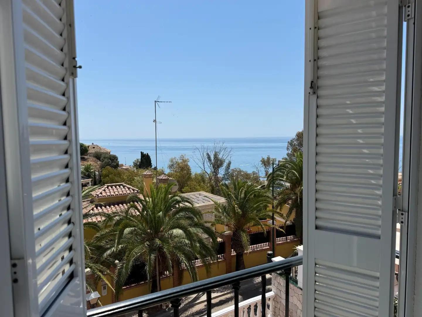 Vista exterior de Casa adosada en venda en Málaga amb Aire condicionat, Calefacció i Jardí privat