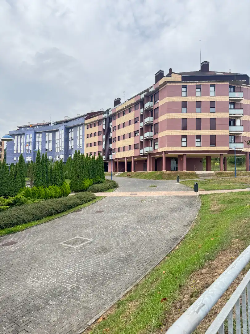 Vista exterior de Ático en venta en Avilés con Calefacción, Parquet y Terraza