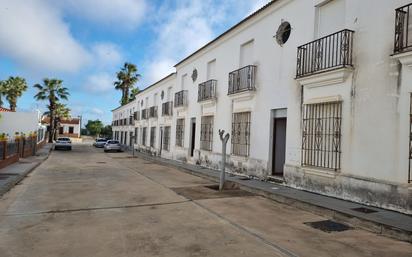 Vista exterior de Casa adosada en venda en San Bartolomé de la Torre amb Terrassa