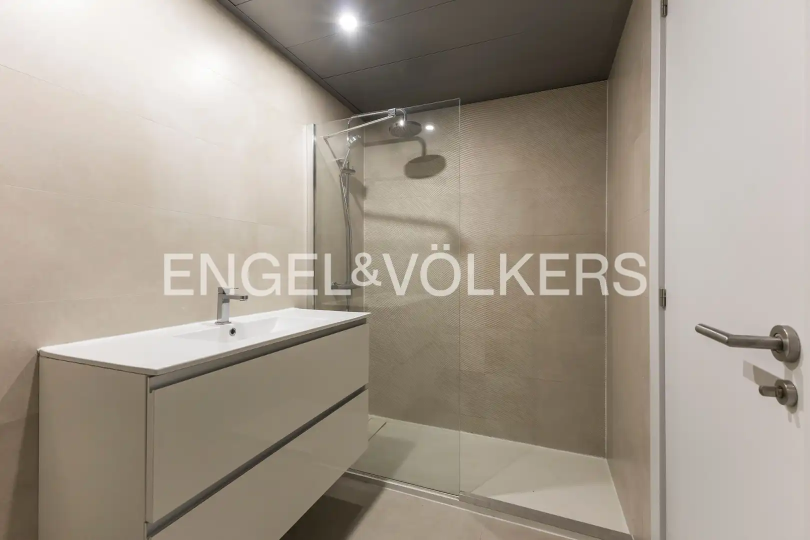 Bathroom of Flat for rent in Madrid  with Air Conditioner, Heating and Terrace