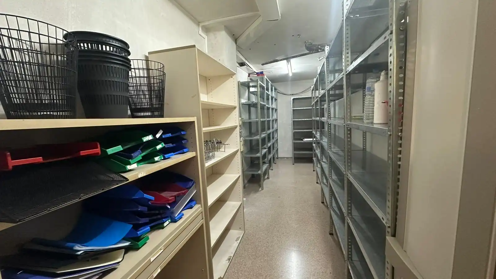 Office for rent in Sax  with Air Conditioner
