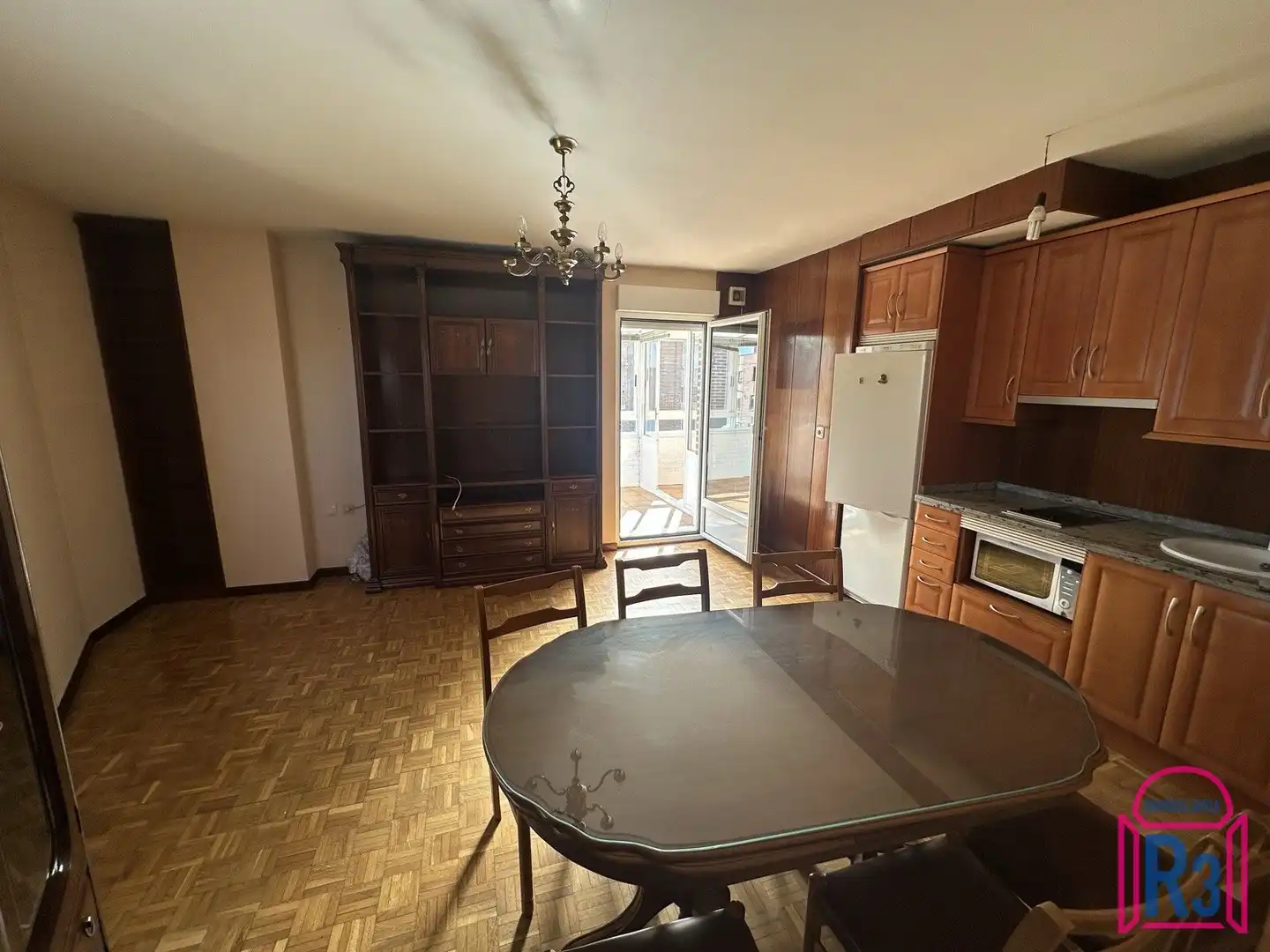 Cuina de Apartament en venda en León Capital  amb Calefacció, Terrassa i Moblat