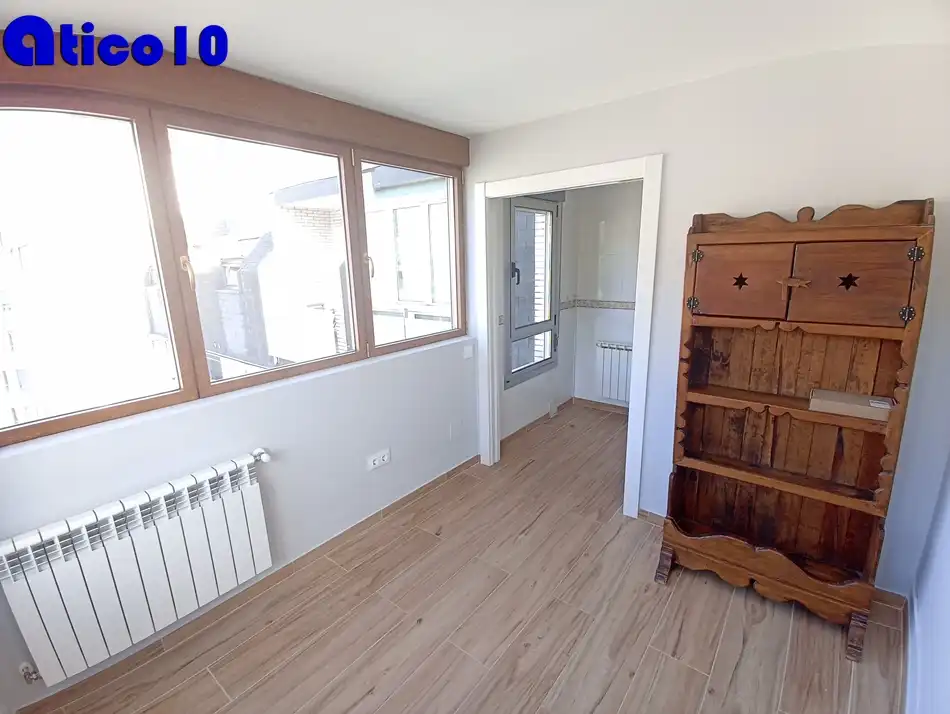 Dormitori de Àtic en venda en Oviedo  amb Calefacció, Jardí privat i Parquet