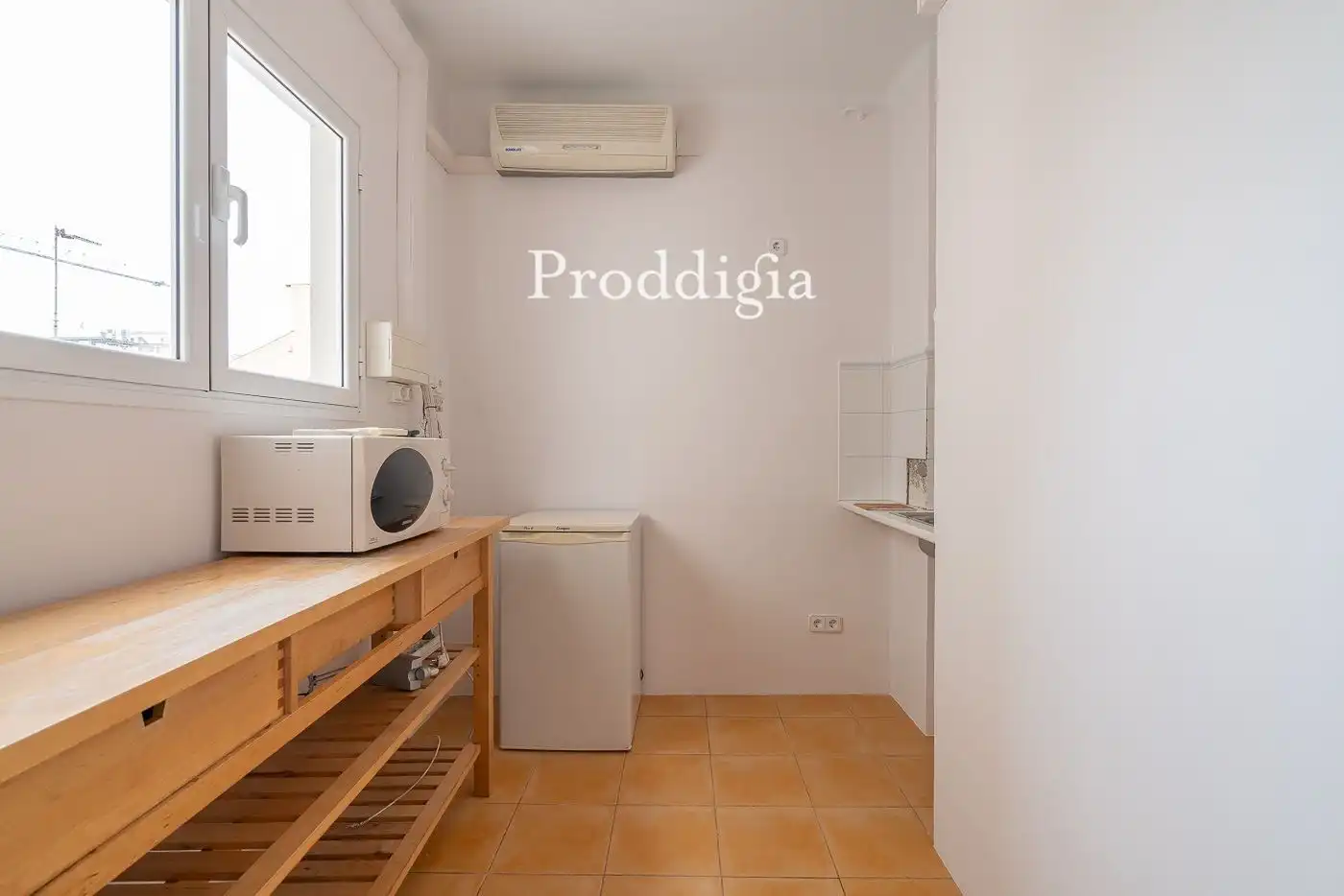 Kitchen of Office for rent in Barcelona  with Air Conditioner and Heating